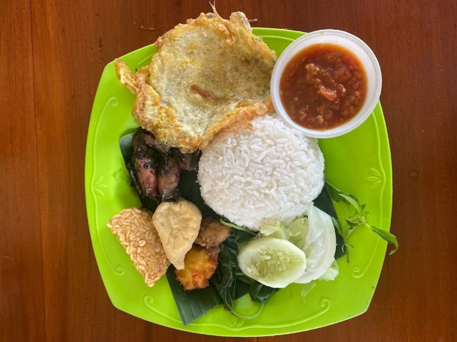 Lauk telur dadar hangat terasa nikmat dimakan bersama sego tempong di warung Blambangan.