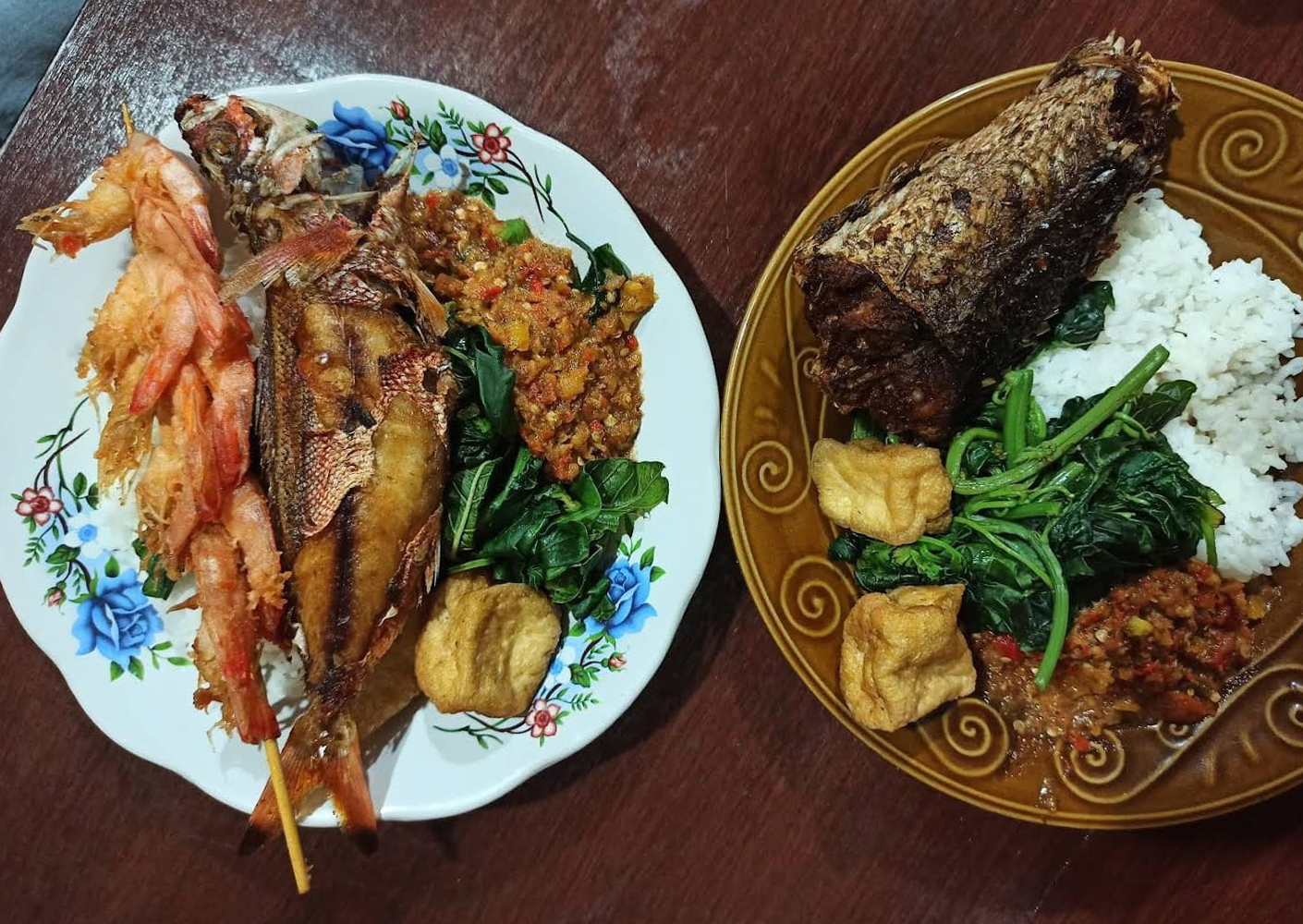 Warung sego tempong Mbok Wah menyediakan banyak pilihan menu lauk tambahan. 