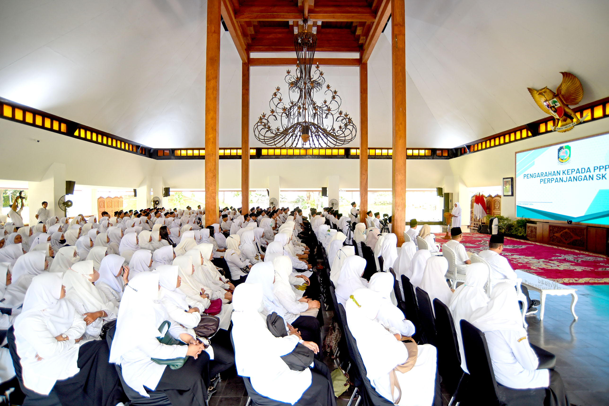 REKRUT LAGI: Bupati Ipuk Fiestiandani menyampaikan pengarahan kepada para PPPK formasi tahun 2021 di Pendapa Sabha Swagata Blambangan pada Kamis (28/3).