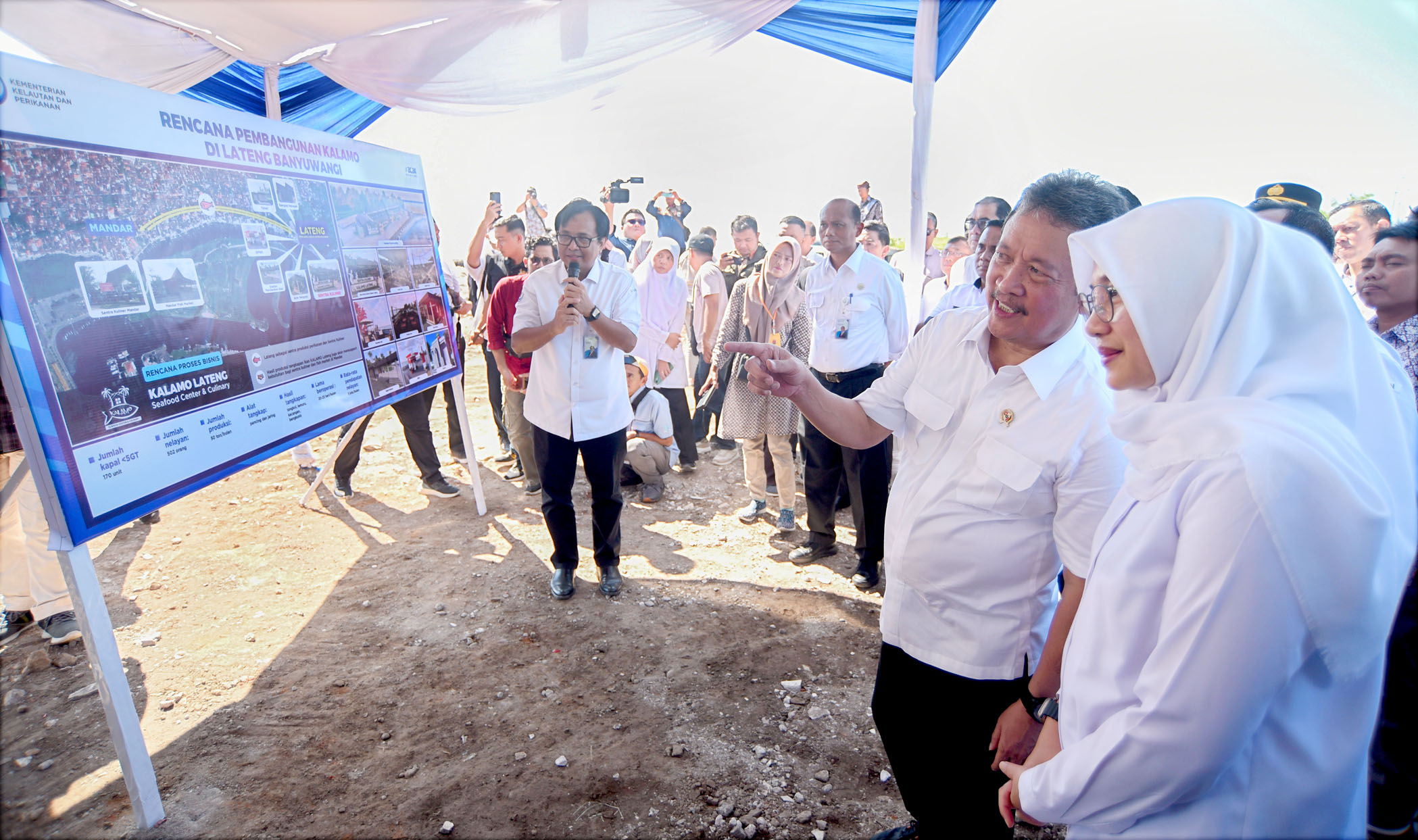 SENTRA KULINER SEAFOOD: Menteri Kelautan dan Perikanan (KKP) Sakti Wahyu Trenggono menjelaskan rencana pembangunan sistem Kampung Nelayan Modern (Kalamo) kepada Bupati Ipuk Fiestiandani