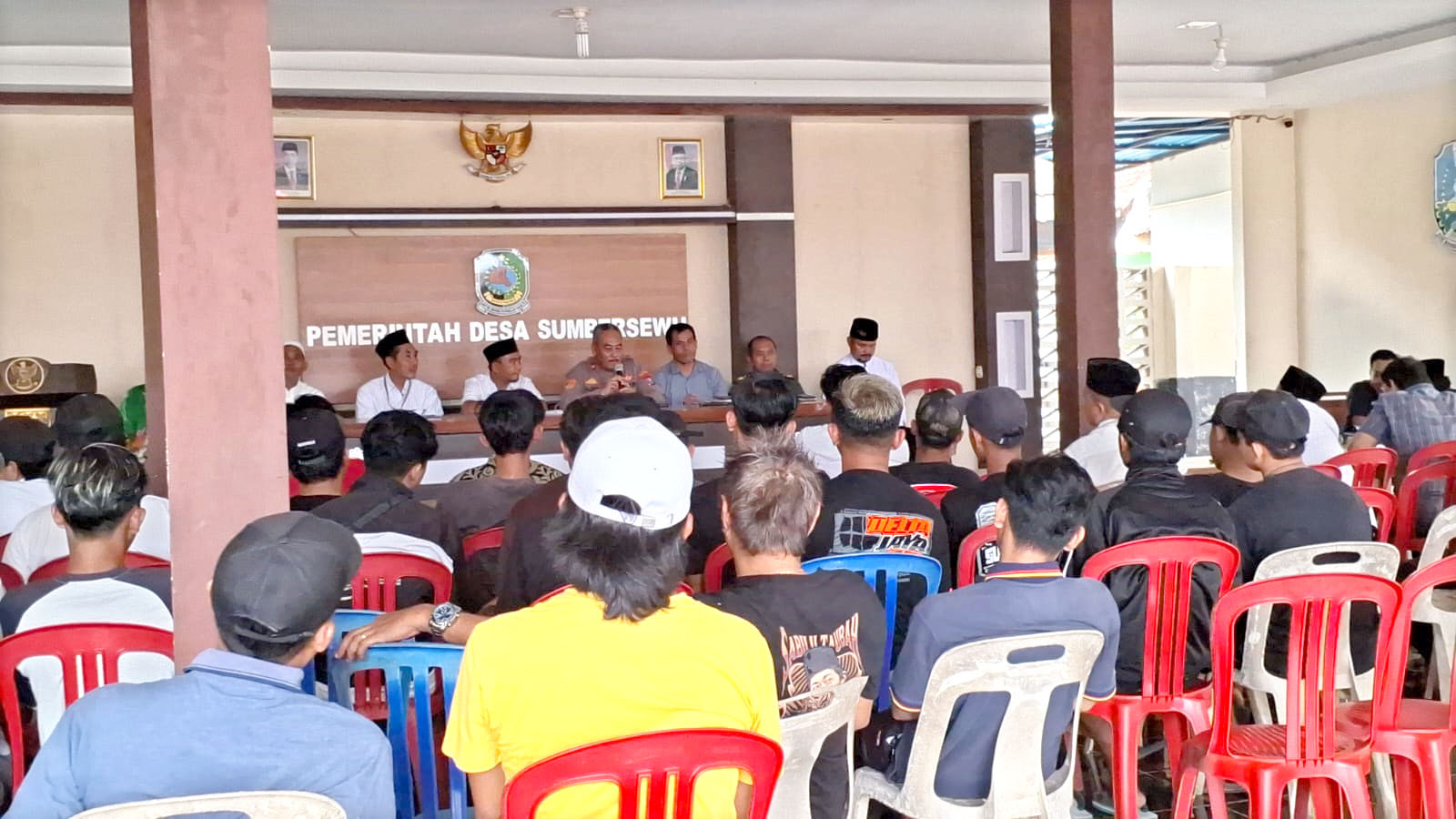 BELUM DIIZINKAN: Forpimka Muncar menghadiri audiensi dengan panitia sound battle di Kantor Desa Sumbersewu, Kecamatan Muncar Minggu (31/3)