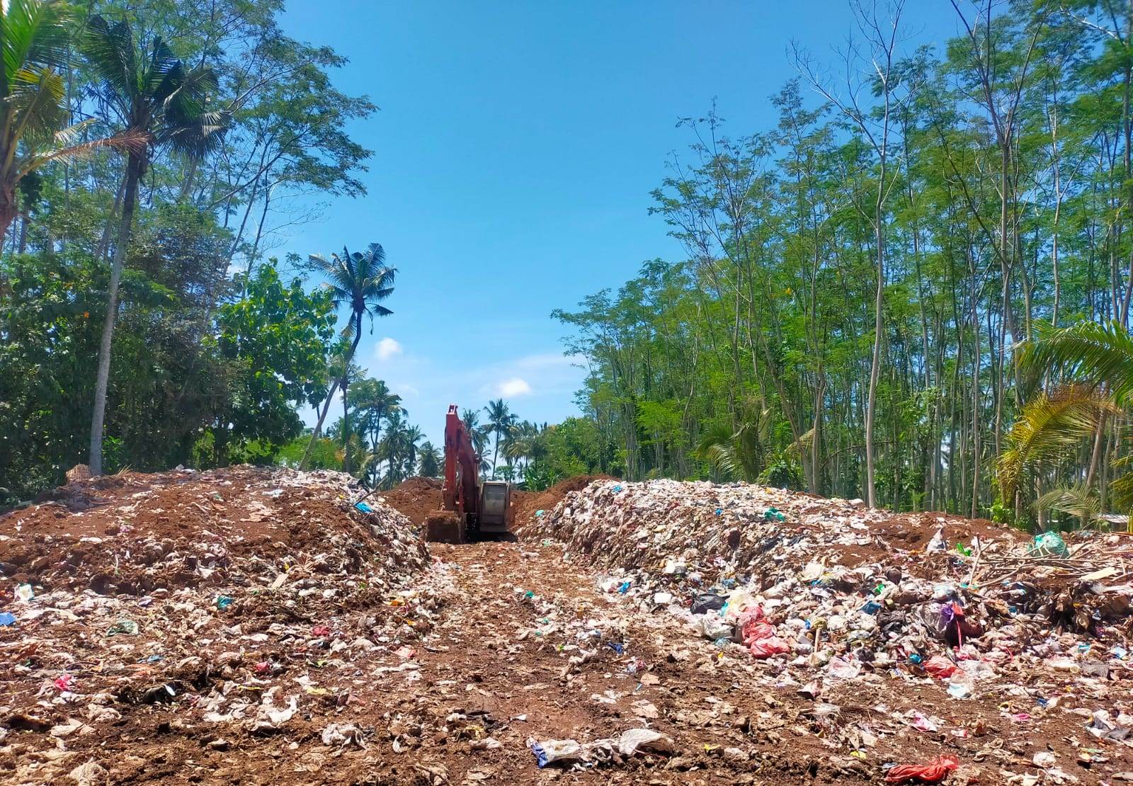 DIPROTES WARGA: Lokasi TPAS di Desa Gintangan, Kecamatan Blimbingsari, yang sudah penuh dengan sampah, kini mulai ditata ulang.