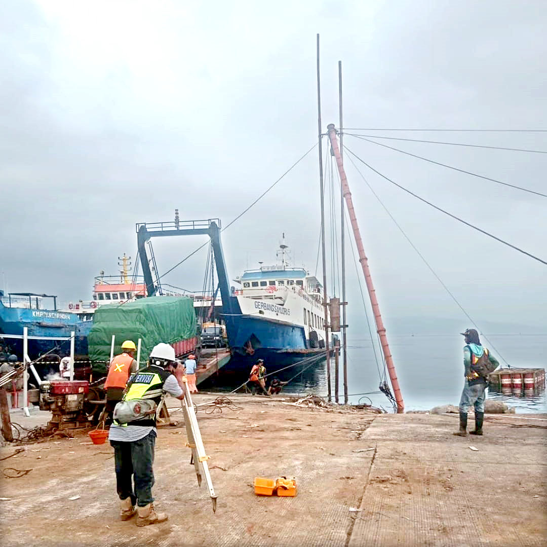 DIKEBUT: Proyek pengerasan dermaga LCM Gilimanuk terus berjalan sampai Minggu (31/4)