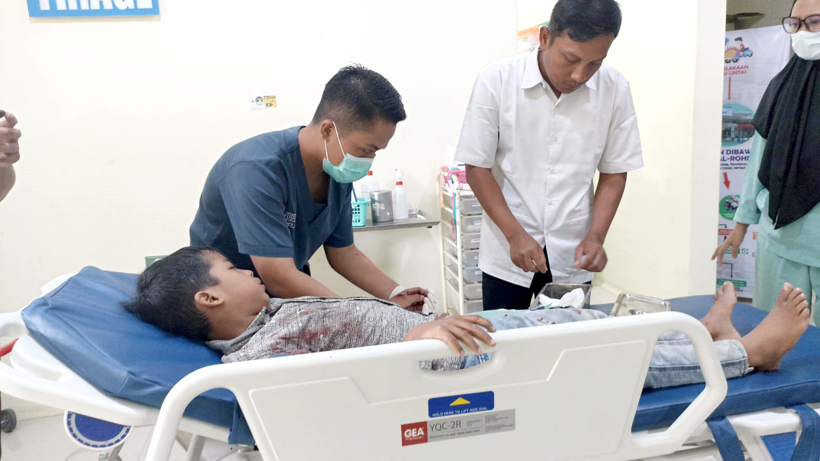 PENGOBATAN: Petugas kesehatan mengobati tangan kiri Brendes Jornas Arias di RS Al Rohmah pada Jumat (29/3) malam.
