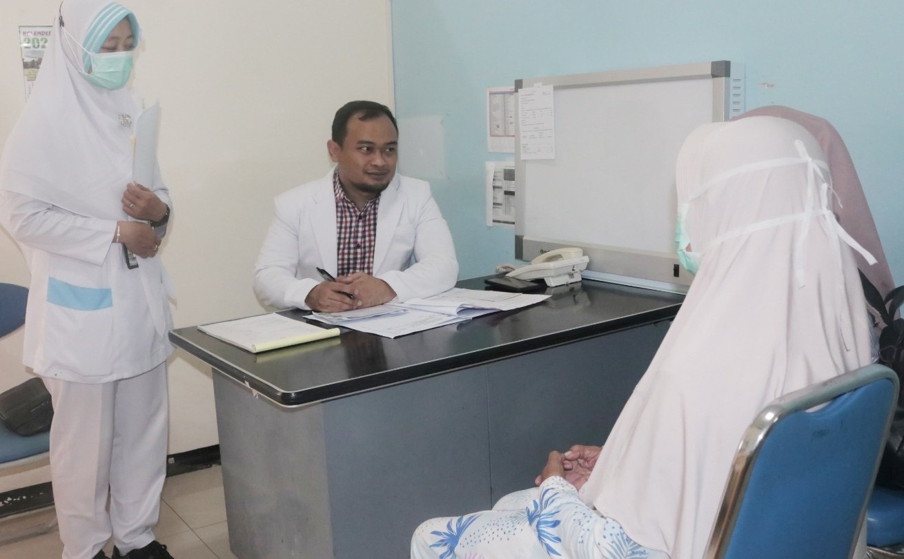 FULL DAY: Pasien berkonsultasi di Poli Bedah Umum Rumah Sakit Al Huda, Gambiran, Banyuwangi.