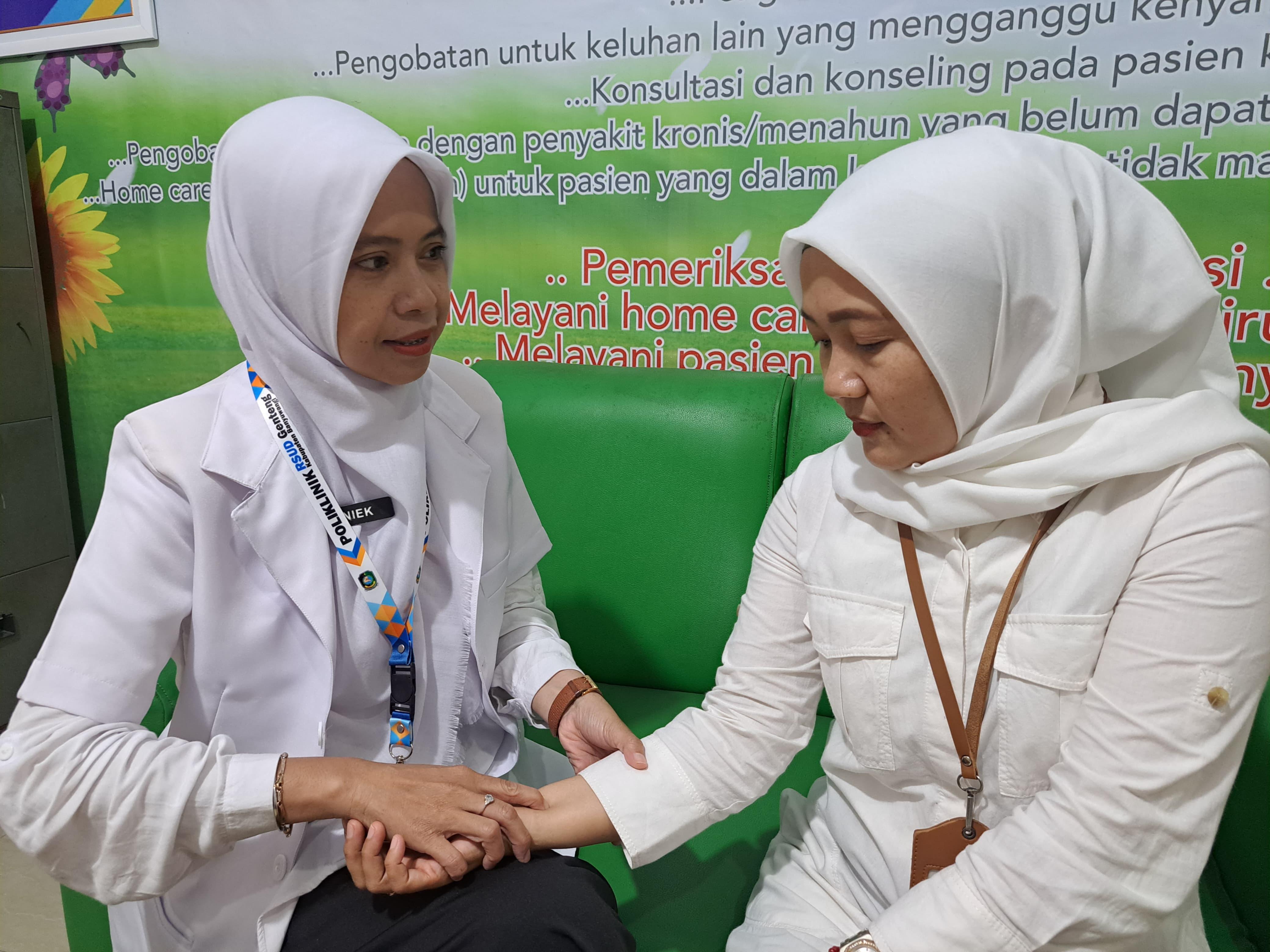 KESEHATAN: Dr Daniek Wardhani mempraktekan titik PC 6 untuk mengurangi insomnia di RSUD Genteng.