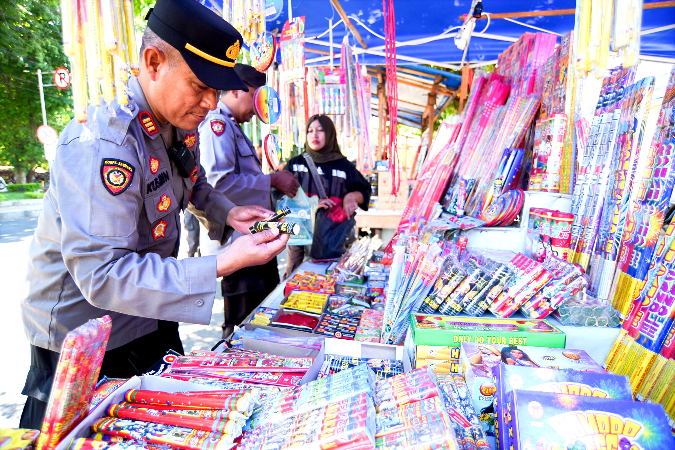 Kapolsek Kota AKP Kusmin bersama anggotanya melakukan sidak kepada pedagang kembang api di area pasar banyuwangi