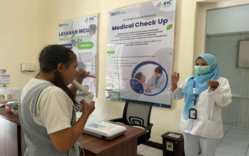 MODERN: Pasien menggunakan alat spirometri untuk mendeteksi fungsi parunya di RSU Bhakti Husada, Krikilan, Kecamatan Glenmore