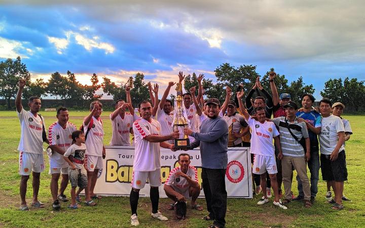SANG JUARA : Owner Baruna FC, Hariyono menyerahkan piala kepada Juara 1 Baruna Cup, tim Bintang Yunior 98 di Lapangan Untung Suropati Muncar, Minggu (31/3)