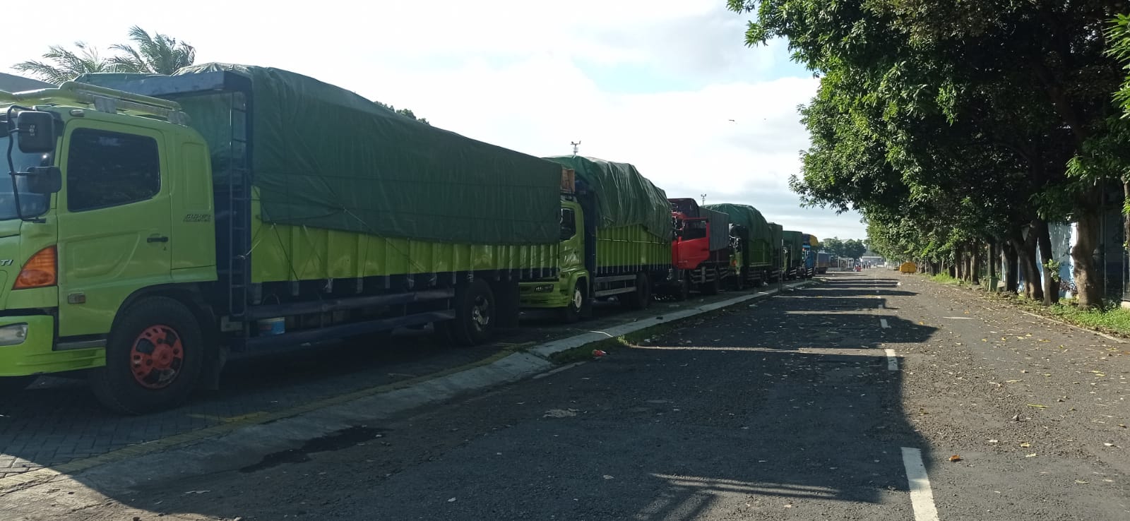 TUNGGU JADWAL BERANGKAT: Kendaraan pengangkut logistik yang akan menyeberang ke Pelabuhan Gili Mas, Lombok, menunggu antrean di dalam Pelabuhan Tanjung Wangi Senin (1/4)