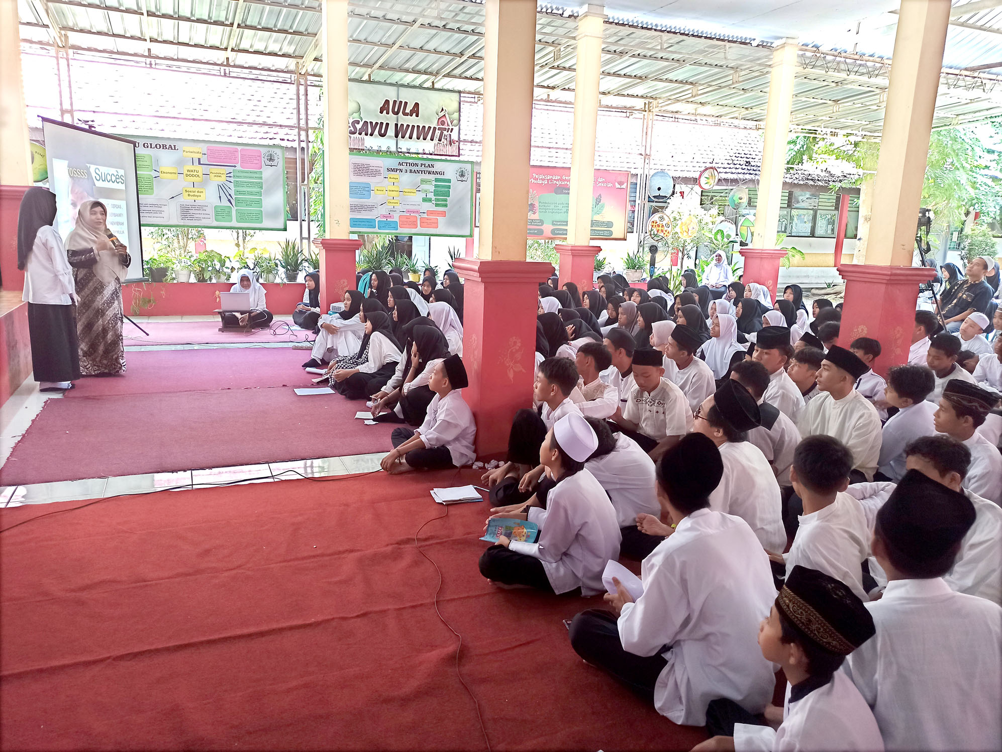 ANTUSIAS: Ratusan siswa menyimak pemaparan sekaligus menjawab pertanyaan dari narasumber asal KUA Banyuwangi Ustadah Hikmah Kamila.