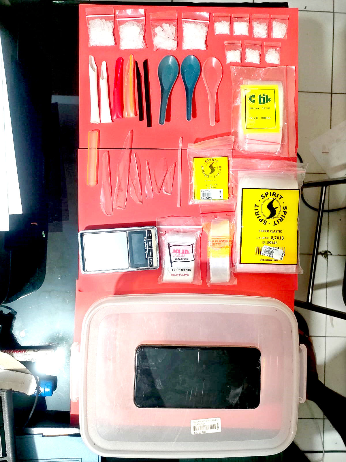 DIAMANKAN: Sejumlah BB berupa sabu dalam klip plastik seberat 25,87 gram, timbangan digital, HP, dan sendok yang disita dari MI dan RA.