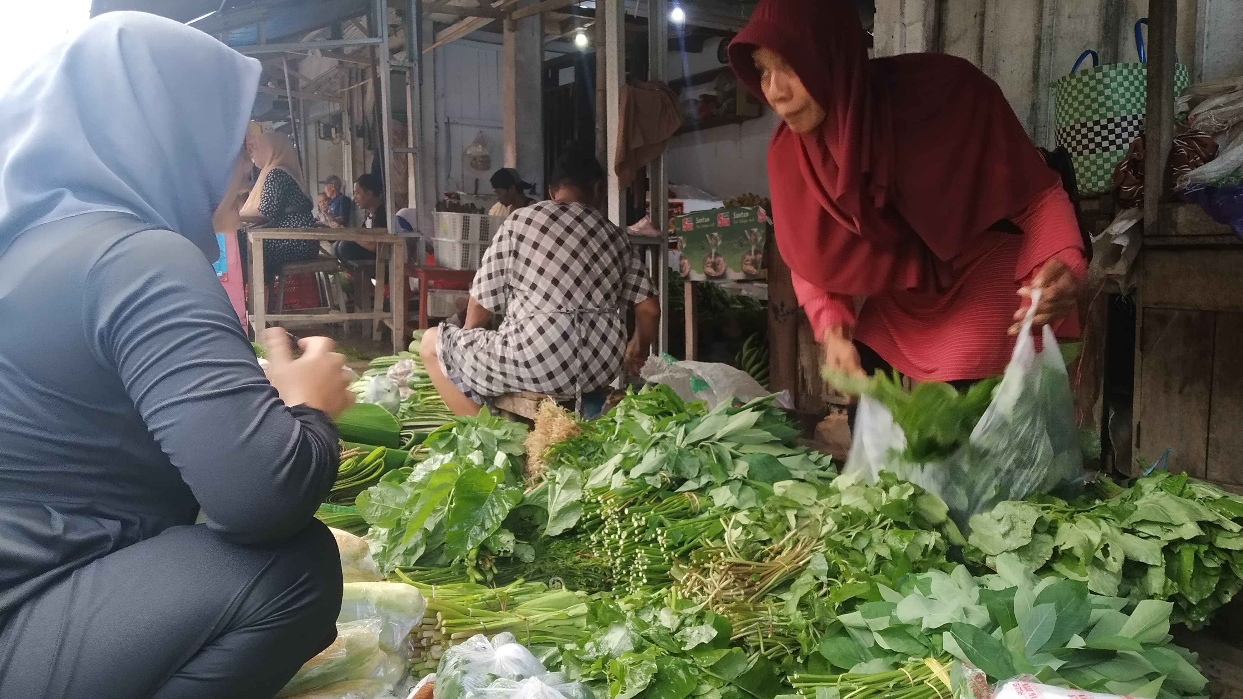 MAHAL: Salah satu pedagang sayur melayani pembeli di Pasar Genteng 2, Desa Genteng Kulon, Kecamatan Genteng Selasa (2/4).