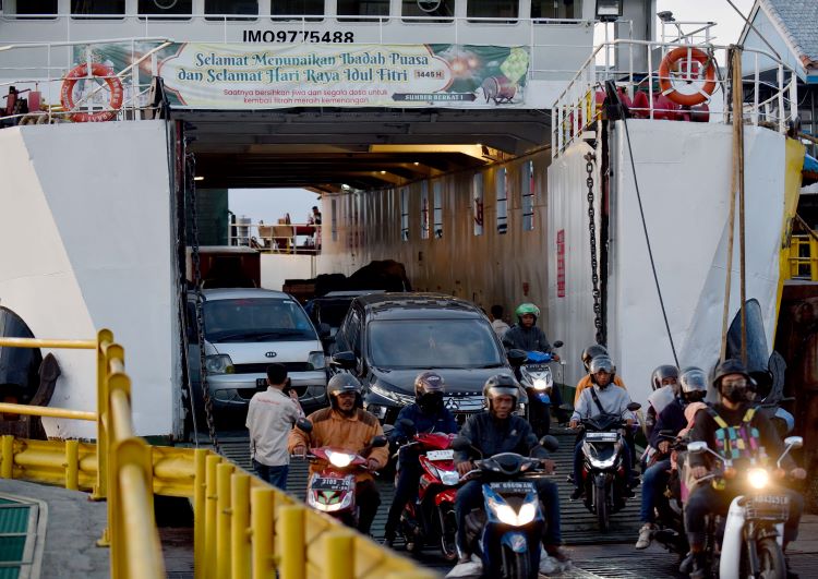 DIDOMINASI RODA DUA: Rombongan pemudik bersepeda motor keluar dari kapal yang mengangkut penumpang dari Gilimanuk menuju Ketapang Rabu (3/4).