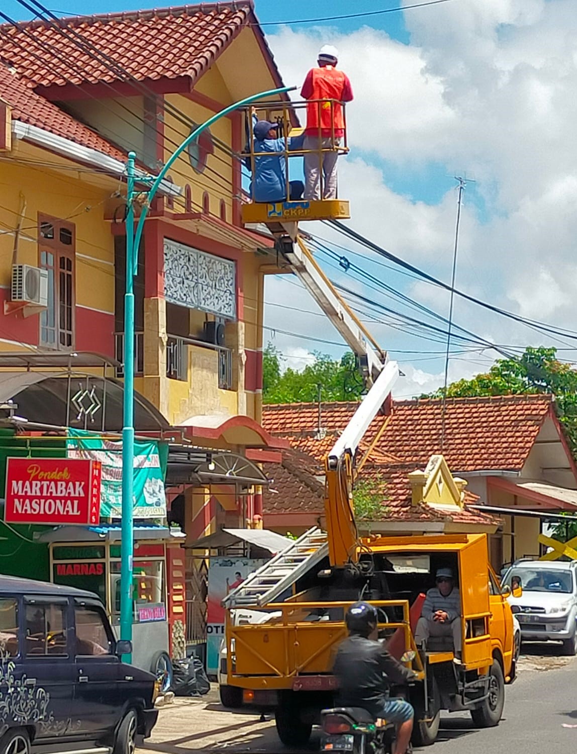 KEBUT: Tim Dinas PU CKPP melakukan perbaikan dan penggantian LPJU di jalan raya Dusun Maduran, Desa/Kecamatan Rogojampi Rabu (3/4)