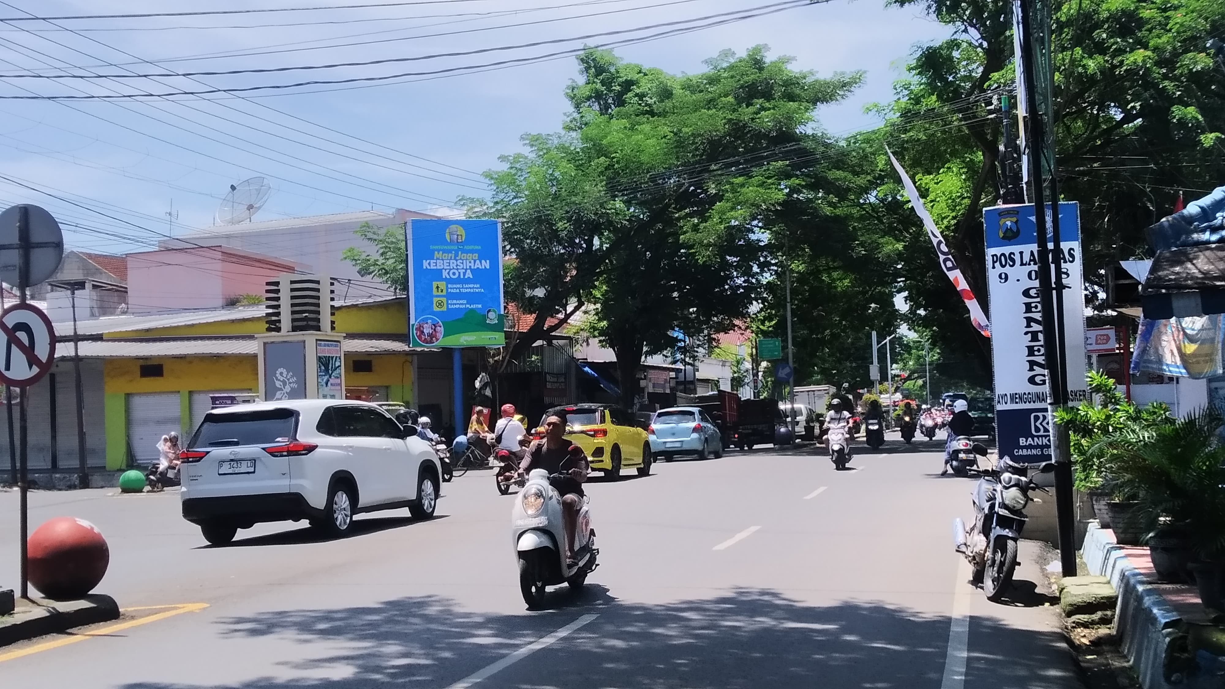 LANCAR TANPA HELM: Jalan Gajah Mada Desa Genteng Kulon, Kecamatan Genteng ini menjadi langganan macet saat Hari Raya Idul Fitri Rabu (3/4).