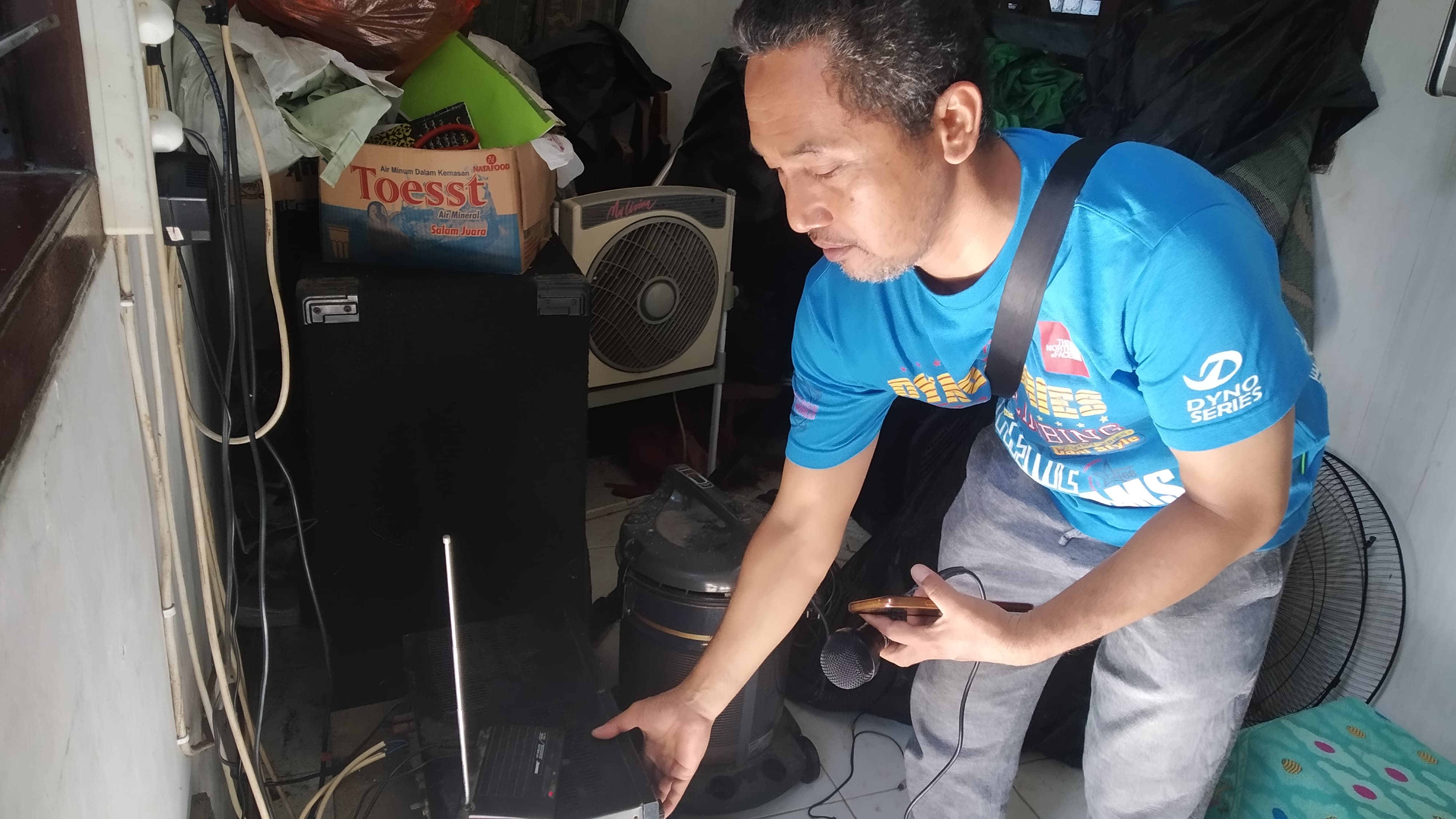 JEJAK PENCURIAN: Nur Khotib menunjukkan barang yang sempat dibawa pelaku di Musala Darul Falah, Dusun Krajan, Desa Genteng Wetan, Kecamatan Genteng Rabu (3/4).