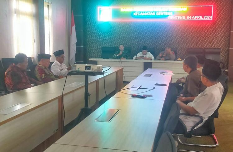 LARANGAN: Forpimka Genteng rapat membahas kegiatan takbir keliling di wilayahnya