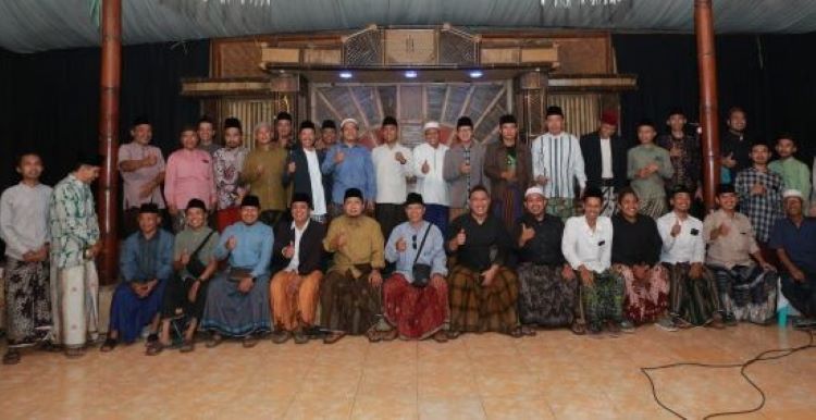 BERSIKAP: Para kiai langgar, pengasuh pondok pesantren, dan Gawagis saat deklarasi mendukung Gus Munib untuk maju dalam Pilkada Banyuwangi 2024 di Warung Seblang, Desa Padang, Kecamatan Singojuruh
