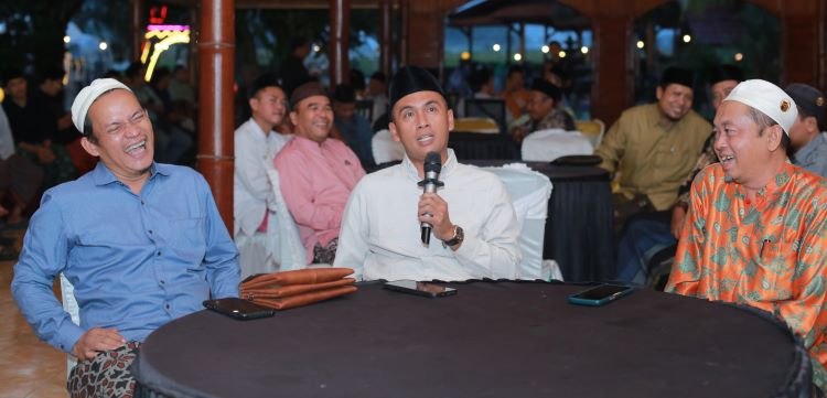 KOMPAK: Gus Munib (tengah) didampingi Ketua Fokkal Kabupaten Banyuwangi KH Syaifudin Zuhri (kiri) dalam deklarasi dukungan di Warung Seblang, Desa Padang, Kecamatan Singojuruh pada Rabu (3/4) petang.