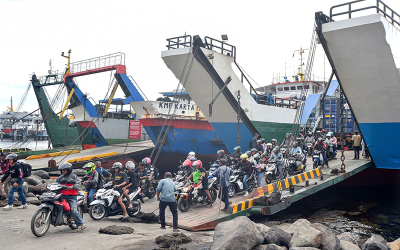 TURUN DARI KAPAL: Pemudik dari arah Bali yang naik sepeda motor keluar dari kapal yang sandar di Pelabuhan LCM Ketapang Kamis (4/4).
