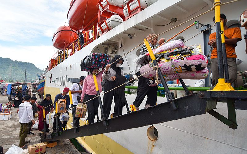ANTUSIAS: Pemudik tujuan Sapeken menaiki kapal di Pelabuhan Tanjung Wangi