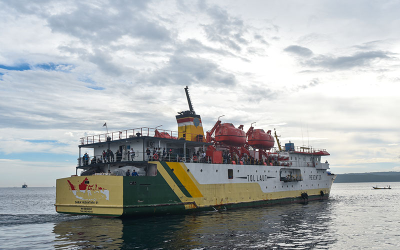 TEMPUH PERJALANAN 12 JAM: Kapal Sabuk Nusantara (SN) 91 mengangkut penumpang tujuan Pulau Sapeken, Kamis (4/4). Hari ini masih ada jadwal pelayaran lagi melewati rute yang sama.