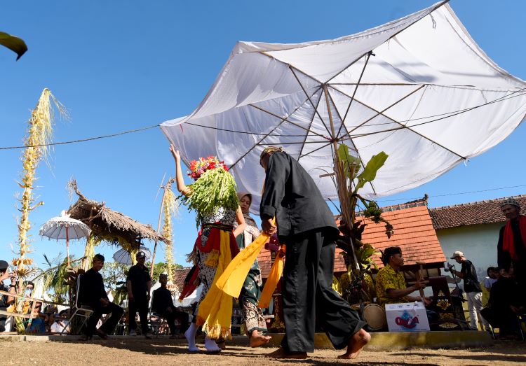 PAKAI OMPROG: Penari seblang menari dengan kondisi mata terpejam di Desa Olehsari, Kecamatan Glagah, pada Idul Fitri 1444 Hijriah lalu.