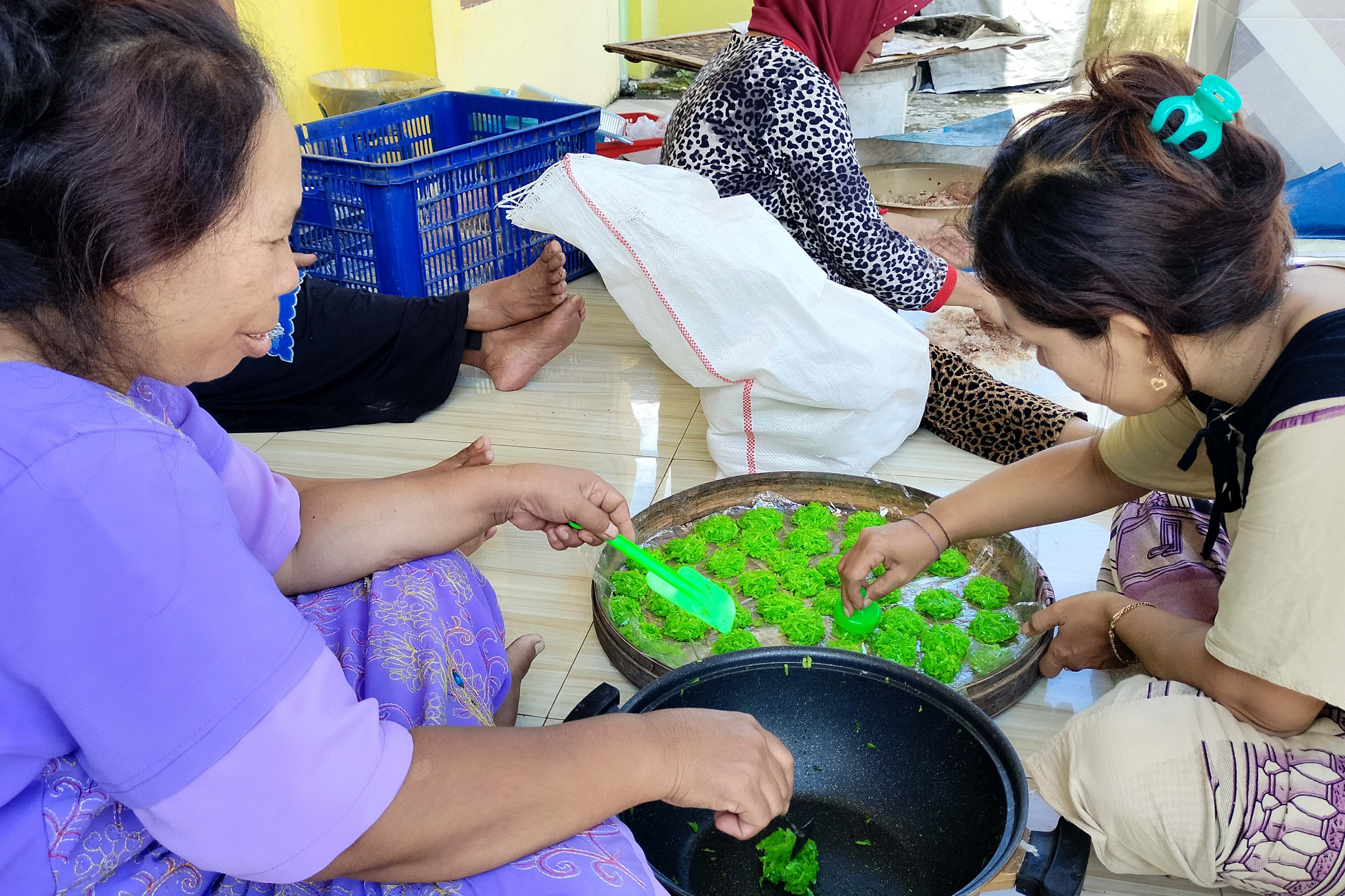 BERGIZI: Ibu-ibu menata manisan kelapa yang baru matang dalam tampah untuk kemudian dijemur.