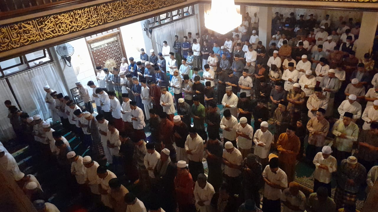 KHUSYU: Jamaah melaksanakan salat tasbih dan taubat di Masjid Besar Baiturrahman, Desa Genteng Wetan, Kecamatan Genteng pada Kamis (4/4) malam.
