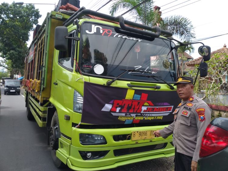 Kapolsek Kalibaru Iptu Yaman Adinata saat menindak truk yang akan berangkat ke battle sound, Sumbersewu, Kecamatan Muncar