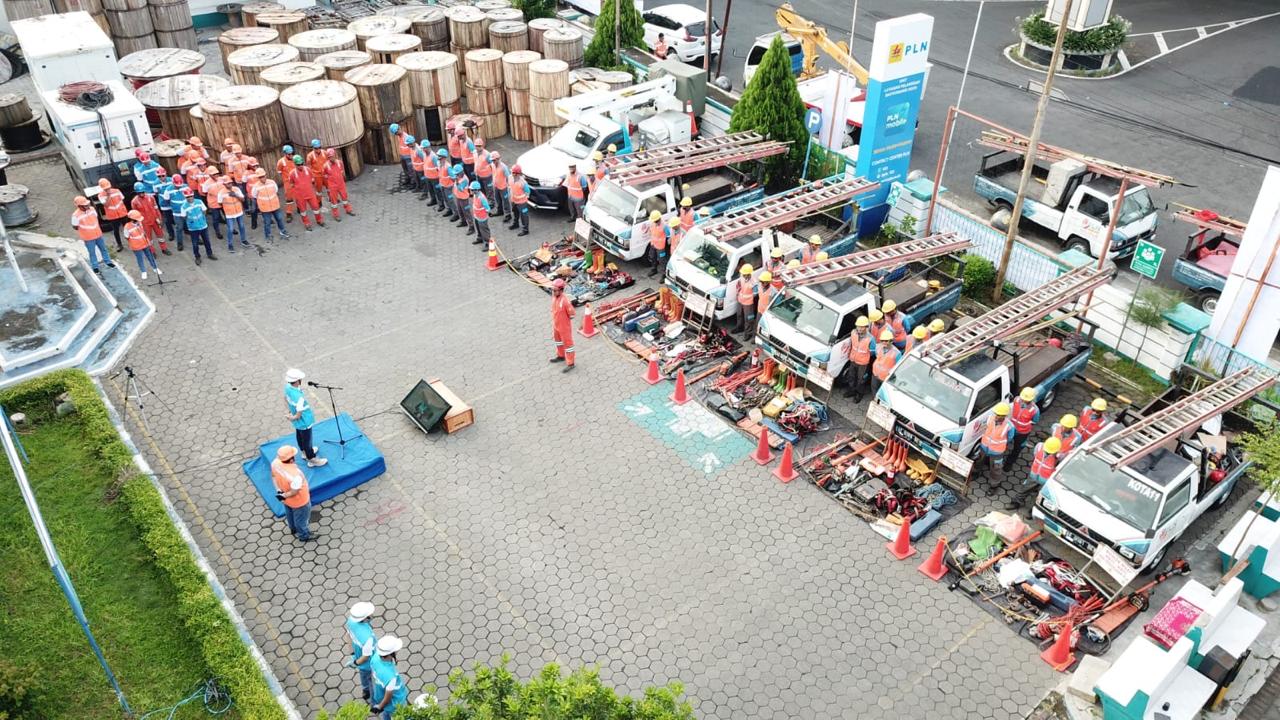 PASTIKAN LAYANAN NORMAL: Apel gelar pasukan & peralatan digelar Sabtu (6/4) di halaman Kantor PLN UP3  Banyuwangi.