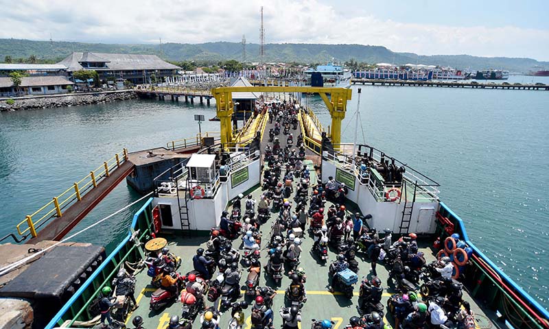 PUNCAK ARUS MUDIK: Ratusan kendaraan turun dari KMP Jambo di dermaga Pelabuhan ASDP Ketapang, Minggu (7/4). Pada H-3 Lebaran, jumlah kendaraan yang menyeberang dari Pelabuhan Gilmanuk menuju Ketapang