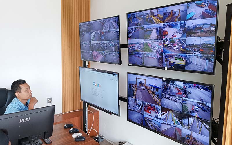 PANTAU LEWAT CCTV: Bagian Humas PT ASDP Ketapang memantau kepadatan arus mudik lewat layar monitor di ruang General Manager ASDP Ketapang Syamsudin, Minggu (7/4).
