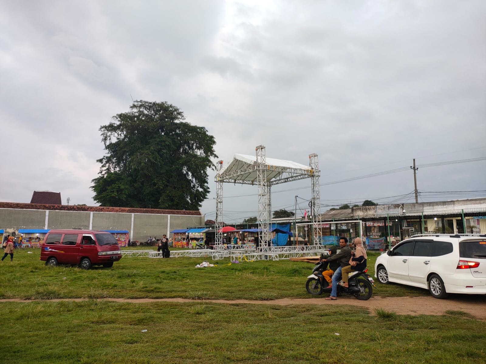 NEKAT: Panitia mendirikan tenda dan menyelesaikan persiapan untuk sound battle dan takbir menyambut Hari Raya Idul Fitri di lapangan Desa Sumbersewu, Kecamatan Muncar Minggu (7/4)