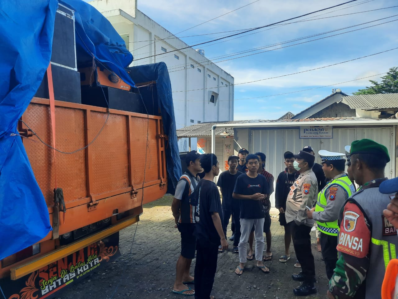 DILARANG LANJUT: Truk bermuatan sound dari Kabupaten Malang dihadang anggota Polsek Kalibaru dan diminta putar balik pada Sabtu (6/4).
