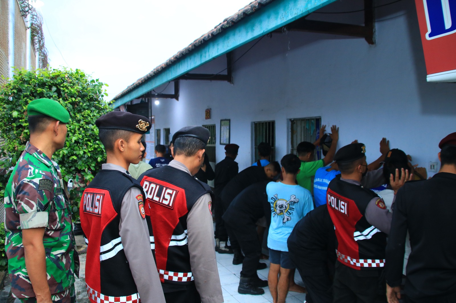 DIGELEDAH: Aparat gabungan memeriksa seluruh kamar hunian napi di Lapas Kelas IIA Banyuwangi Minggu (7/4).