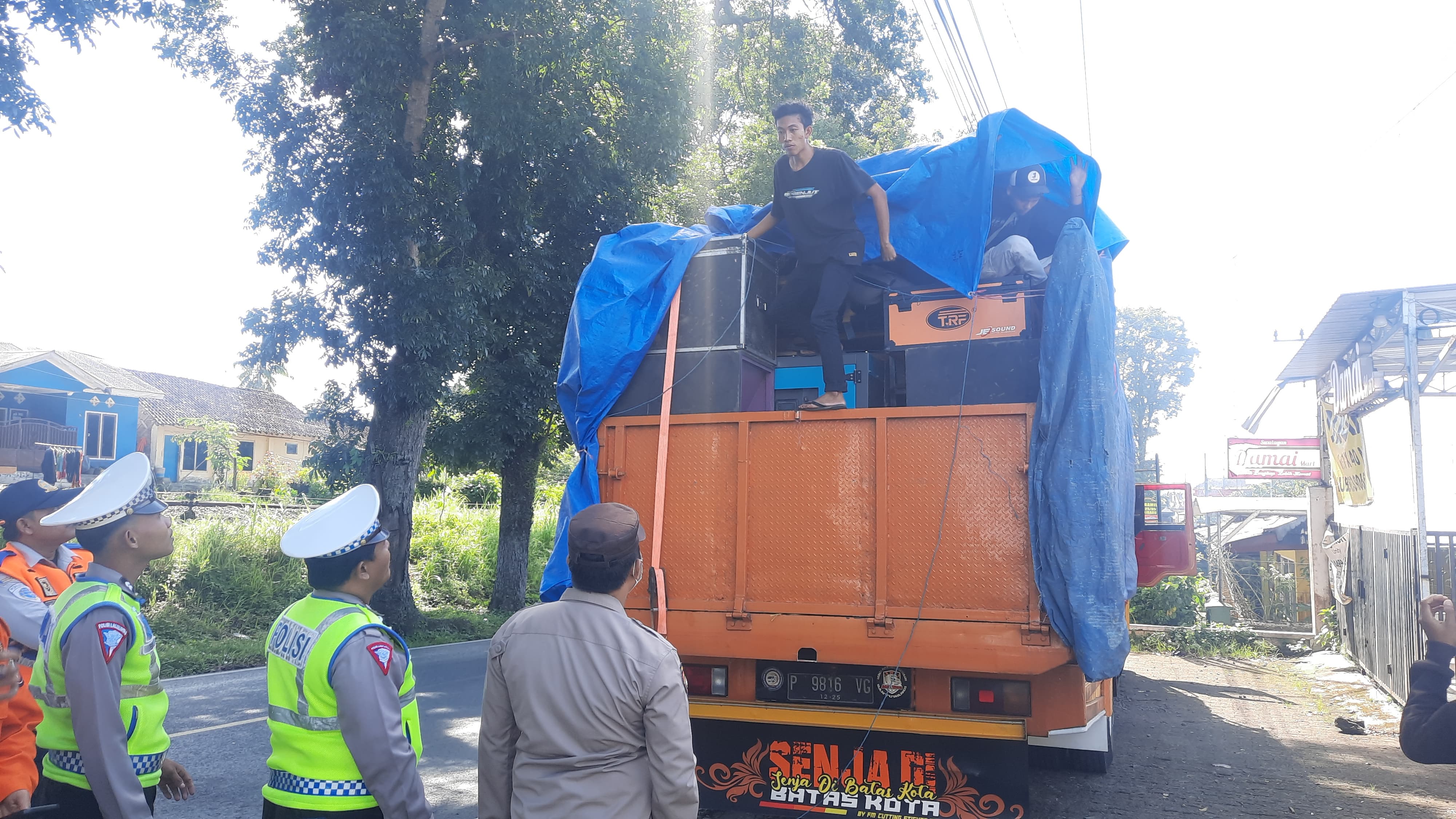 PUTAR BALIK: Satu unit truk Fuso yang mengangkut seperangkat sound system dihadang polisi di wilayah Kalibaru Minggu (7/4).