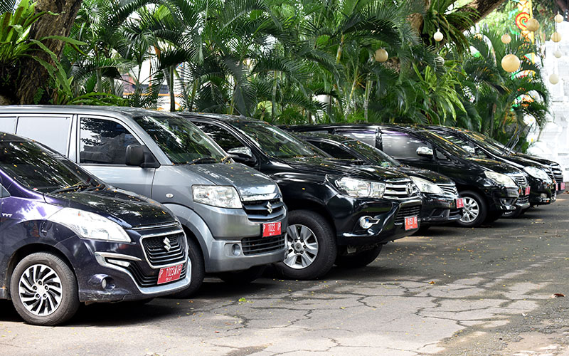 ATURAN SE: Sejumlah kendaraan dinas di parkirkan di halam parkir kantor pemkab Banyuwangi kemarin