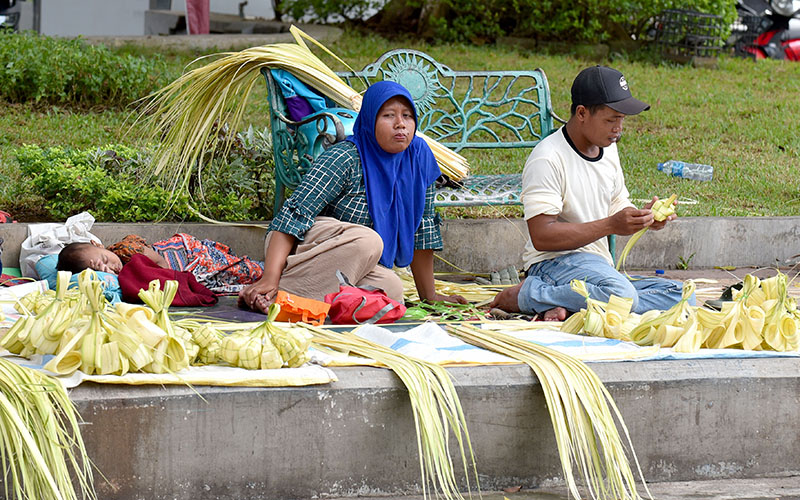 LESEH: Pedagang menyelesaikan pembuatan kulit ketupat di area pasar Banyuwangi menjelang lebaran