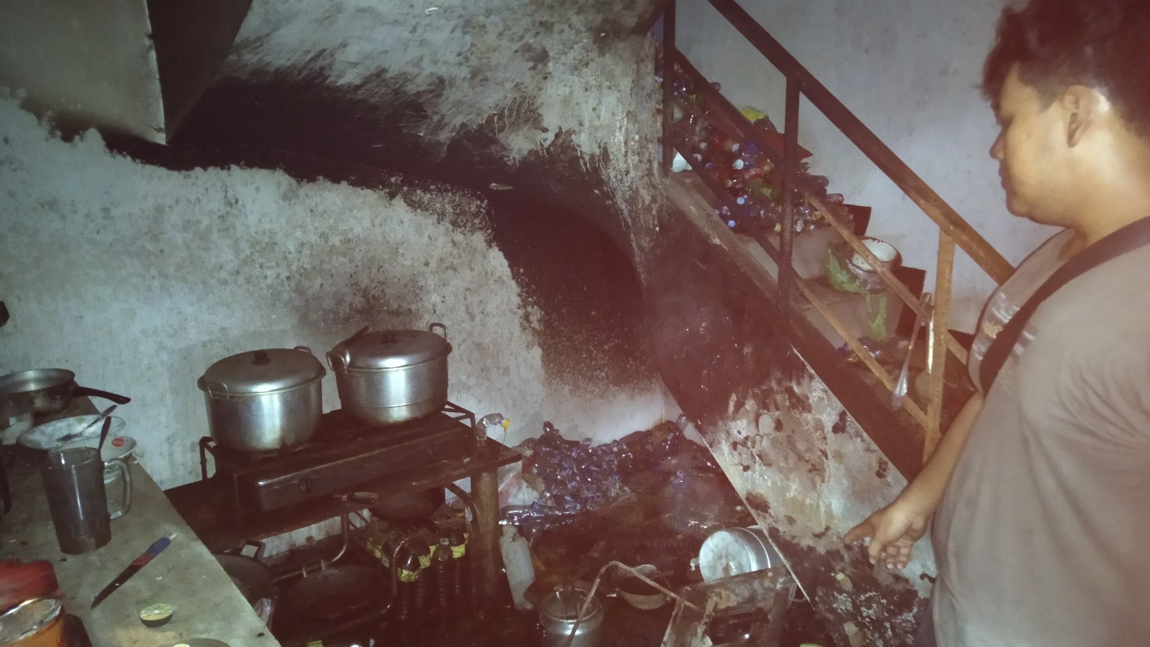 GOSONG: Riski Sandi Maulana menunjukkan dapur warung yang terbakar di Pasar Genteng 1, Desa Genteng Kulon, Kecamatan Genteng Senin (8/4).