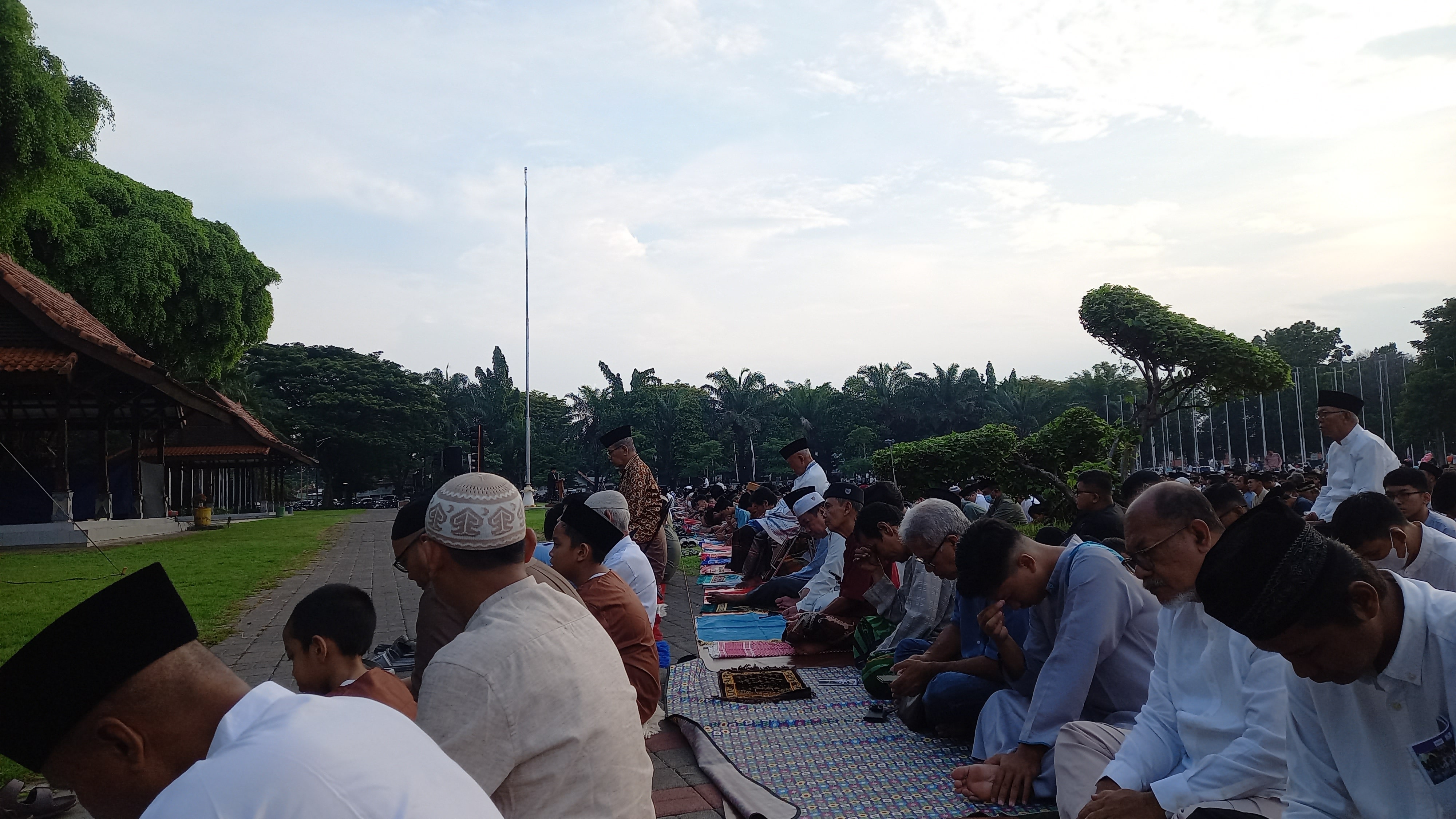 CERAMAH: Jemaah Sholat Idul Fitri di Taman Blambangan Banyuwangi