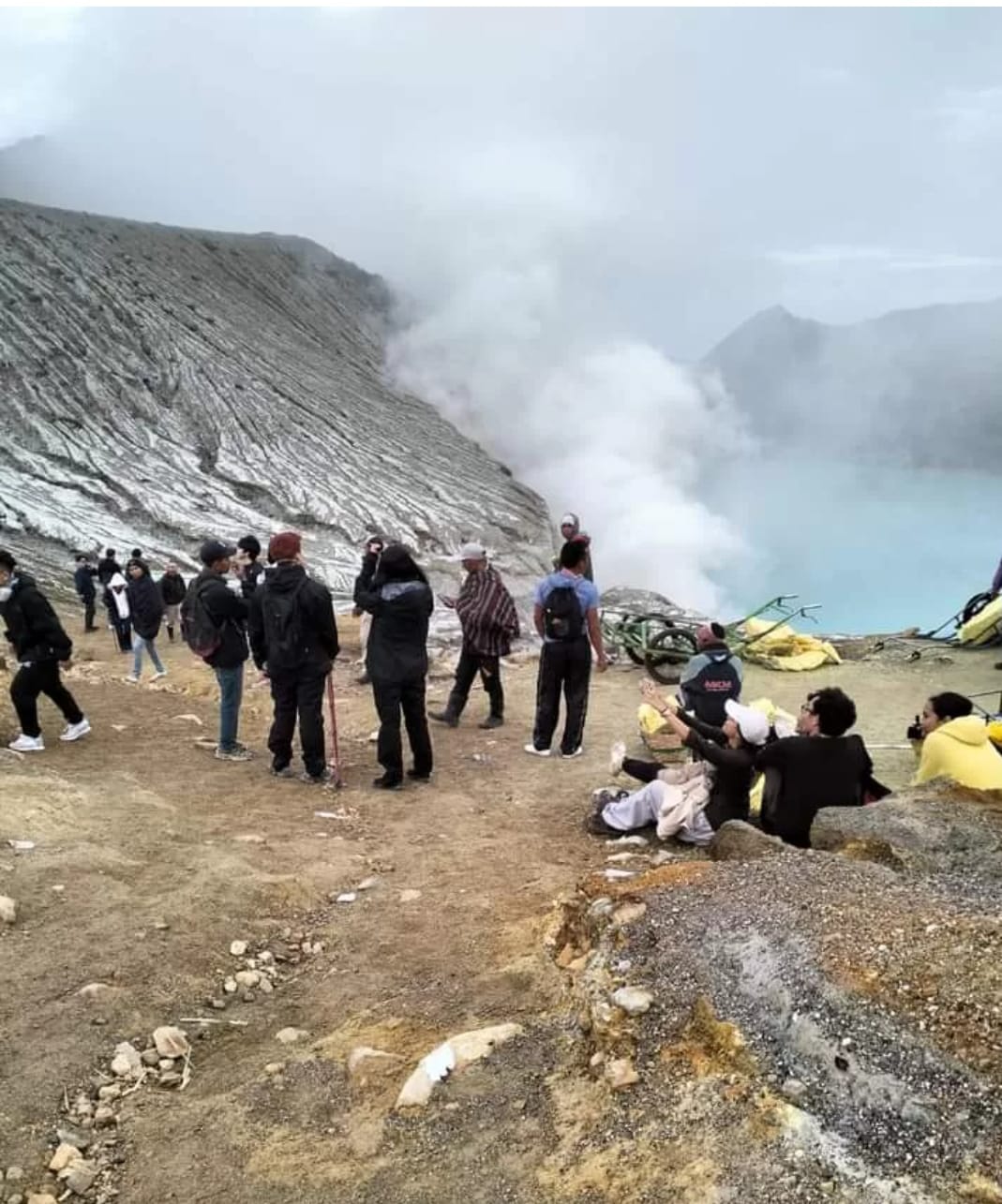 Pengunjung wisata Kawah Ijen Banyuwangi menikmati pemandangan indah di puncak gunung.