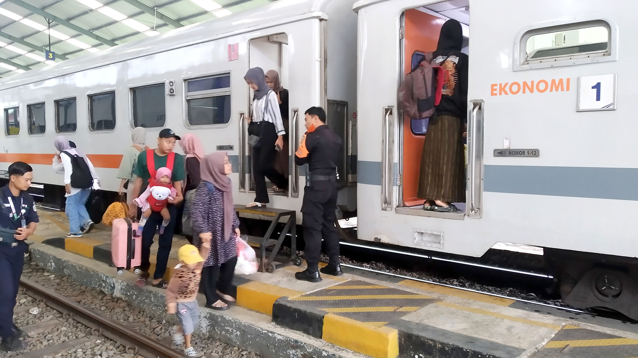 MULAI RAMAI: Penumpang naik KA arus balik di Stasiun Kalisetail, Desa/Kecamatan Sempu Kamis (11/4).