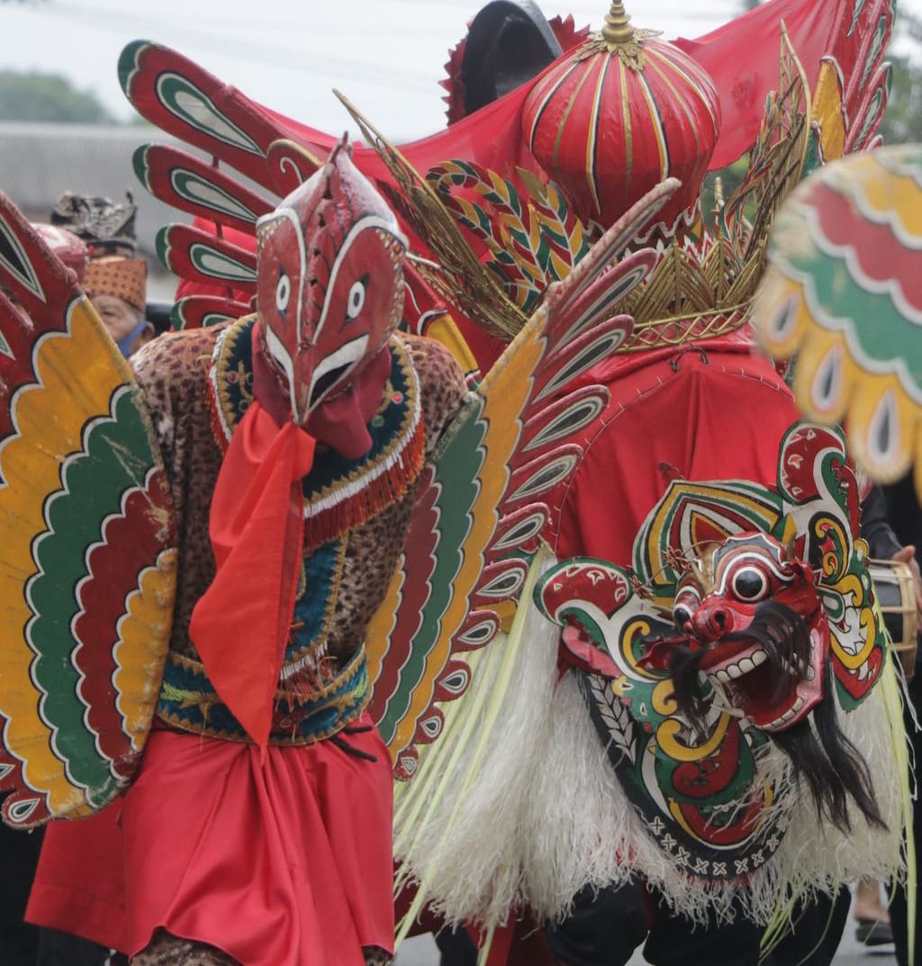 Barong Ider Bumi berkeliling di jalan Desa Kemiren, Kecamatan Glagah, Banyuwangi, Kamis siang (11/4).