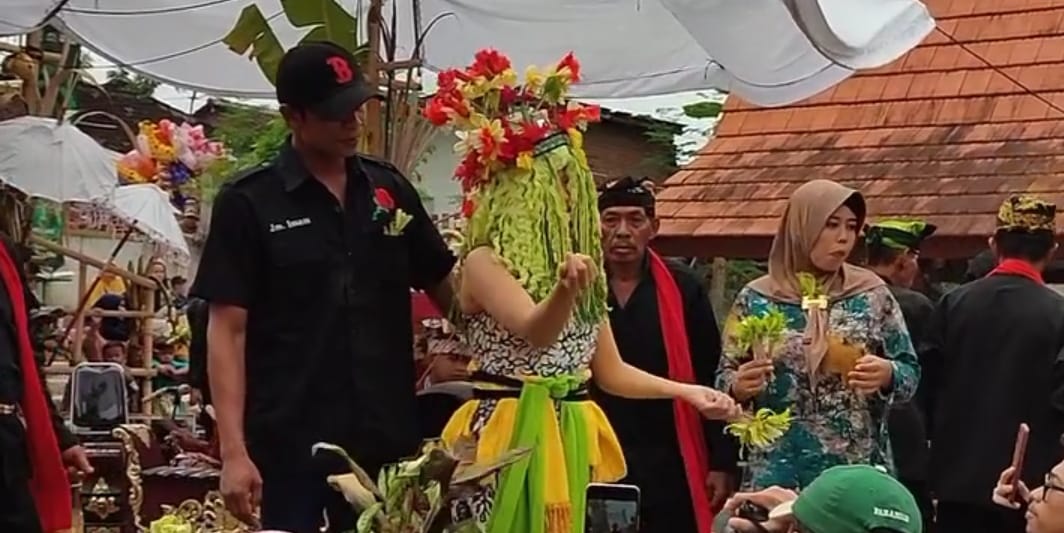 Penari Seblang menari setelah sepekan Lebaran Idul Fitri di Desa Olehsari, Kecamatan Glagah, Banyuwangi.