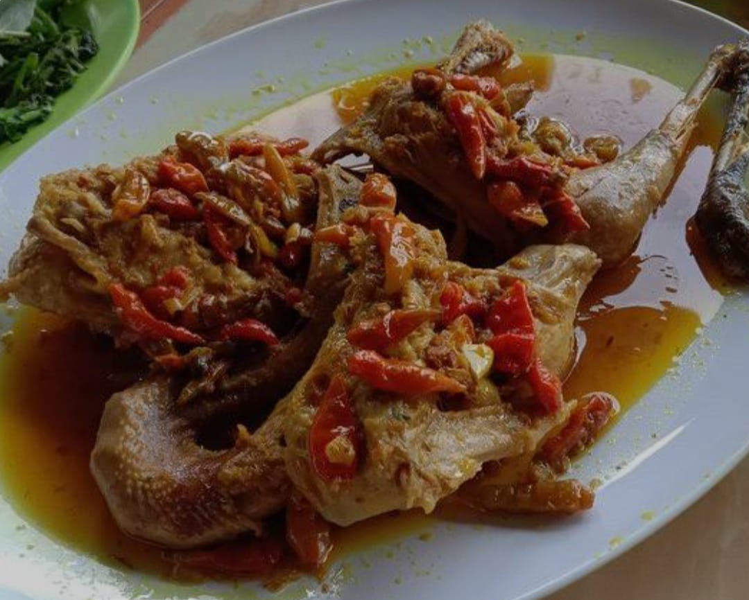 Ayam betutu di Warung Mbak Timah disajikan bertaburkan cabe merah.