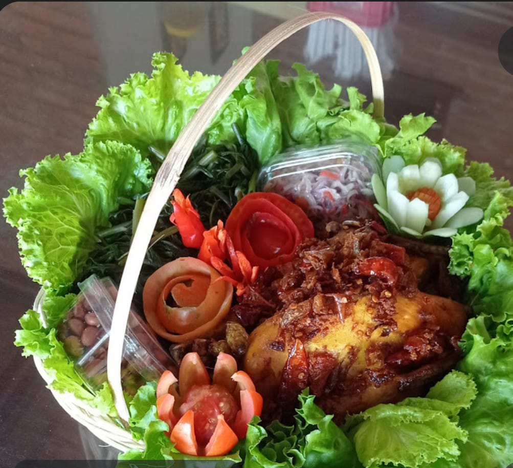 Ayam betutu goreng di Warung Hobby Mangan memiliki tekstur daging yang empuk.