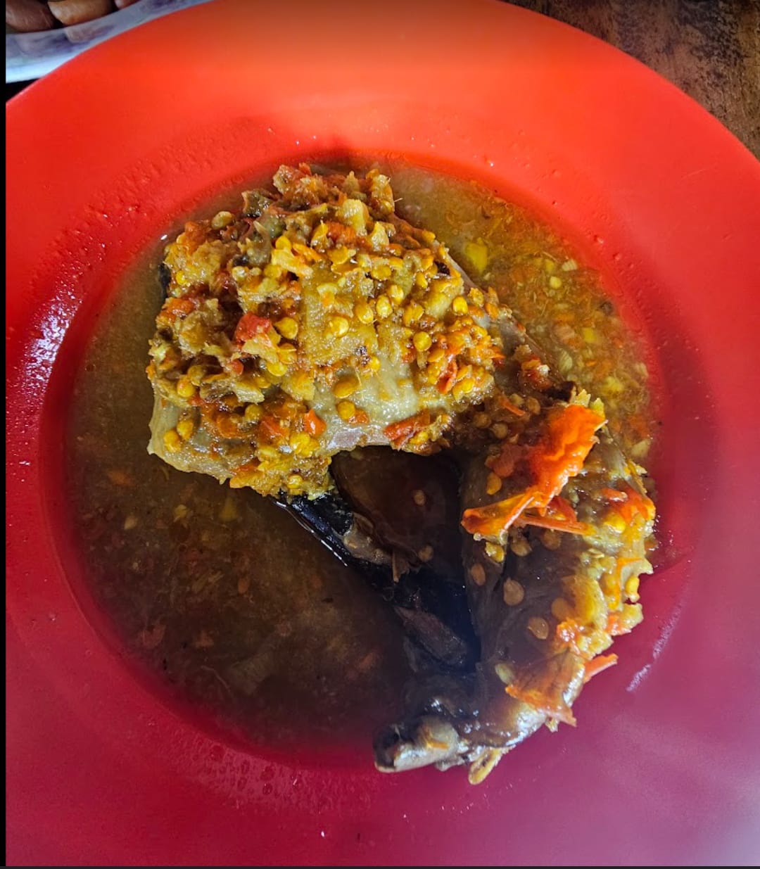Ayam betutu di Warung Mira tampak kental kuah pedasnya.