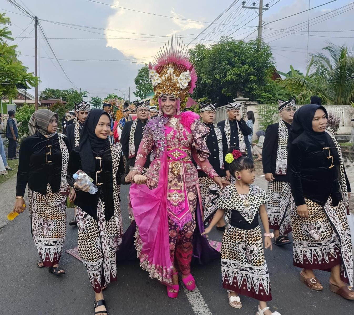 MENUAI POLEMIK: Sosok Dewi Sri yang ikut arak-arakan Barong Ider Bumi menjadi salah satu hal yang dinilai mengurangi kesakralan ritual adat yang digelar masyarakat Desa Kemiren, Kecamatan Glagah.